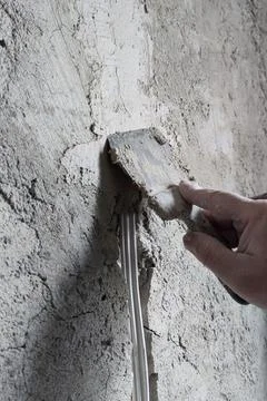 Cable cementing in the wall with cement mortar Foto stock