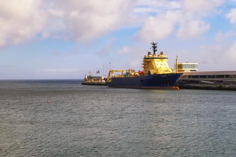 Cable layer vessel Ile De Sein in the harbor of Funchal, Madeira, Portugal Stock-Fotos