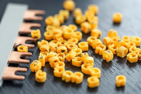 Cable markers scattered on the table, macro shot. Foto stock