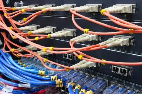 Cable network, fiber optic cable connect to switch port in server room Foto stock