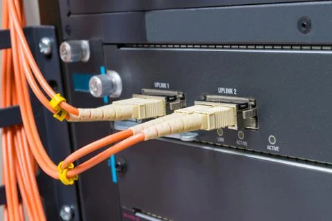 Cable network, fiber optic cable connect to switch port in server room Foto stock