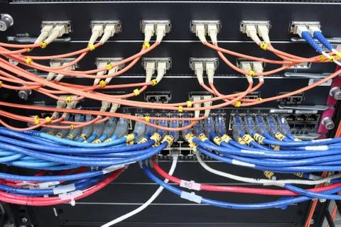 Cable network, fiber optic cable connect to switch port in server room Foto stock