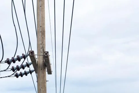 Cable parallel electric wires stretched on cement wires against a cloudy sky Foto stock