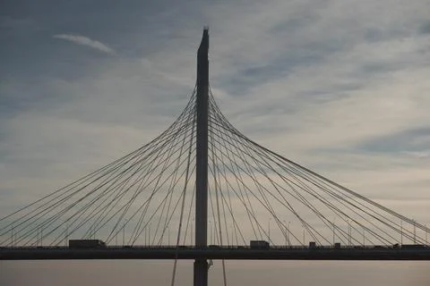 Cable-stayed road bridge. Car traffic. Metal construction. Foto stock