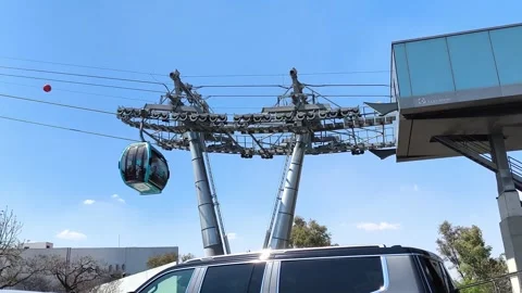 Cablebus Modern cable car system transporting mexicans Vídeos de archivo 336916724