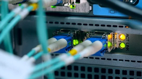 Cables connected to a computer at a data center. 库存影片 111577384
