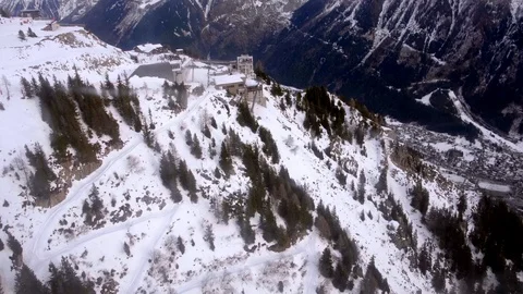 Cableway cabins ride down to the le Brevent peak, Mont-Blanc Chamonix, France Vídeo Stock 104835092