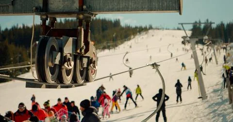 Cableway close up view on crowded downhill mountain. Foto stock