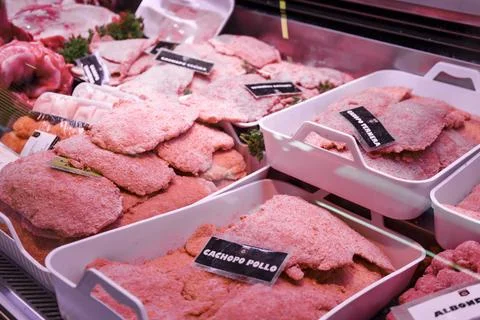 Cachopos, Breaded fillets with cured beef and cheese for sale in La Plaza m.. Stockfoto's