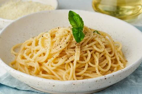 Cacio e pepe pasta. Spaghetti with parmesan cheese and pepper. Foto stock