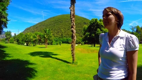 Caddy Cleaning the Golf Ball 動画素材 112321592