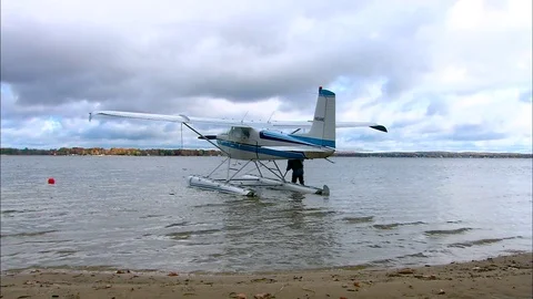 Cadillac MI Lakeside Floatplane PreFlight 動画素材 74478608
