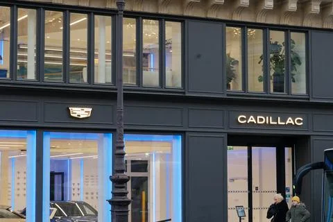 Cadillac showroom showcasing modern architecture with sleek design elements.. 库存照片