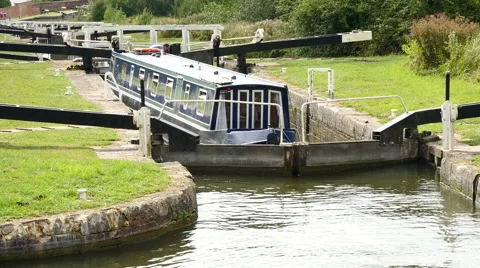 Caen Hill Canal Locks. Mid shot of a boat in a lock Video stock 40626021