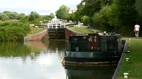 Caen Hill Canal Locks. A view up the stepped locks with basin in foreground Stock Footage 40597643