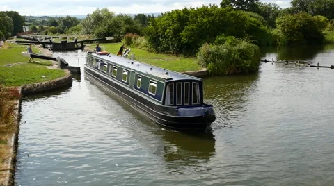 Caen Hill Canal Locks. Wide shot as a boat leaves a lock Stock Footage 40634643