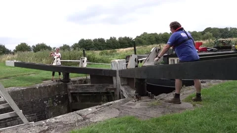 Caen Hill Locks, Kennet and Avon canal Devizes Wiltshire England. Stock Footage 135585901