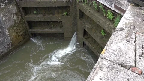 Caen Hill Locks, Kennet and Avon canal Devizes Wiltshire England. Stock Footage 135585973
