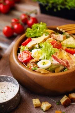 Caesar salad with cherry tomatoes and quail eggs Foto stock