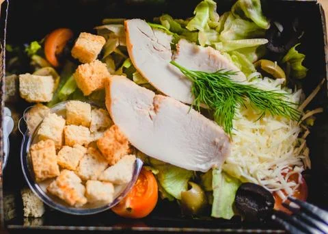 Caesar salad with chicken in lunchbox Foto stock