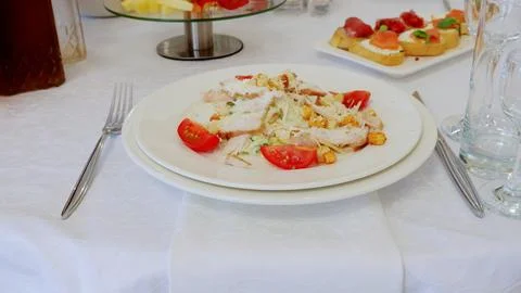 Caesar salad featuring crisp lettuce, grilled chicken, ripe tomatoes, crunchy Foto stock
