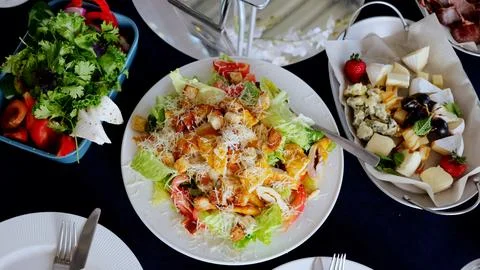 Caesar salad featuring grilled chicken, crisp croutons, grated parmesan, ripe Stock-Fotos