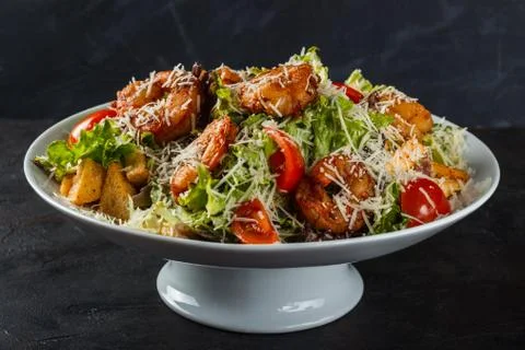 Caesar Salad with King Prawns, Cherry Tomatoes and Cheese Parmesan Foto stock
