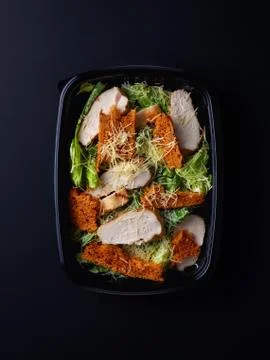 Caesar salad in plastic box for take away, from above Foto stock