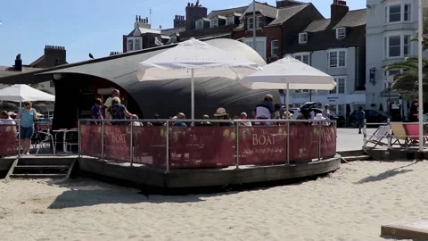 Cafe on the beach at weymouth 스톡 동영상 137269905