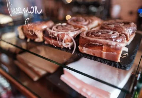 Cafe Cinnamon Rolls Stock-Fotos