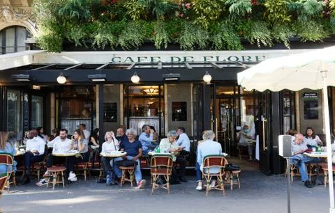 The cafe De Flore located at the corner of boulevard Saint Germain and rue Sa Foto stock
