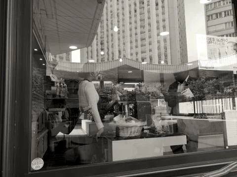 Cafe window with city reflection in black and white, Paris Foto stock