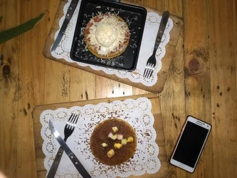A Cafe' with wooden table, serving some dessert Stock-Fotos