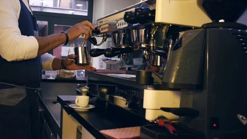 Caffe macchina, Preparation of a drink based on coffee, machine cleaning, 19mm o 動画素材 72604862