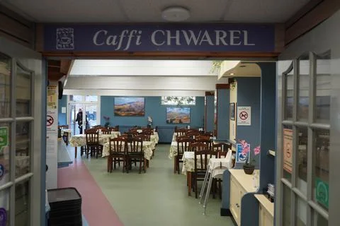 Caffi Chwarel Cafe Interior With Landscape Art In Llanberis, North Wales. 库存照片