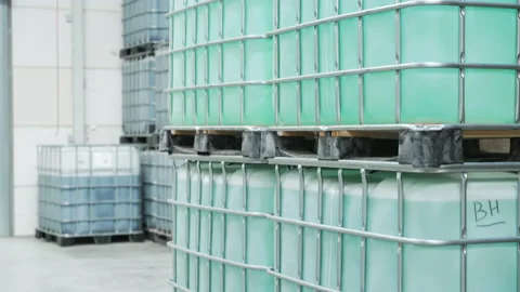 Caged IBC Tote filled with liquid inside warehouse 스톡 동영상 231204532