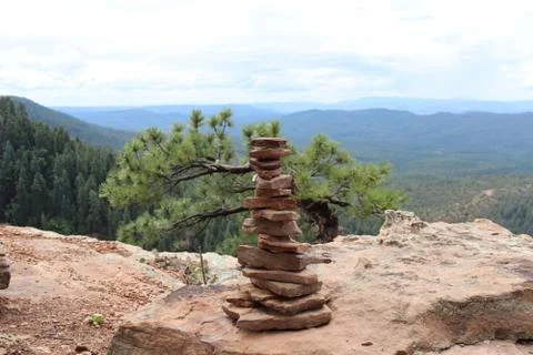 A Cairn Or Rock Stack Marking A Trail Along A Cliff Stock-Fotos