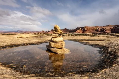 Cairn Stacked in Pool of Pothole Foto stock