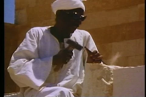 CAIRO, EGYPT, 1977, Egyptian temples restoration, man with chisel and block Vídeos de archivo 10740363