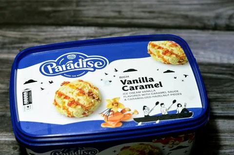 Cairo, Egypt, August 27 2023: Nestle paradise rich vanilla ice cream flavor.. Stockfoto's