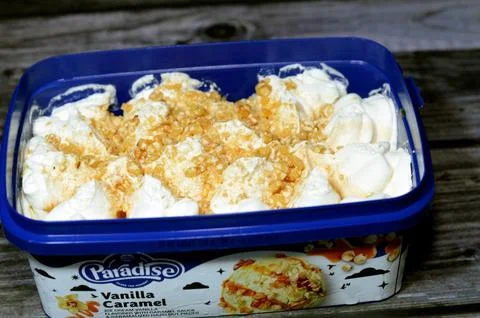 Cairo, Egypt, August 27 2023: Nestle paradise rich vanilla ice cream flavor.. Stockfoto's
