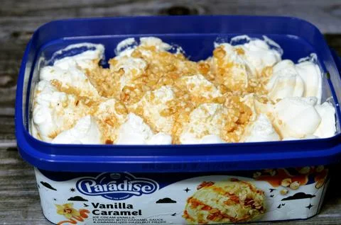 Cairo, Egypt, August 27 2023: Nestle paradise rich vanilla ice cream flavor.. Stockfoto's