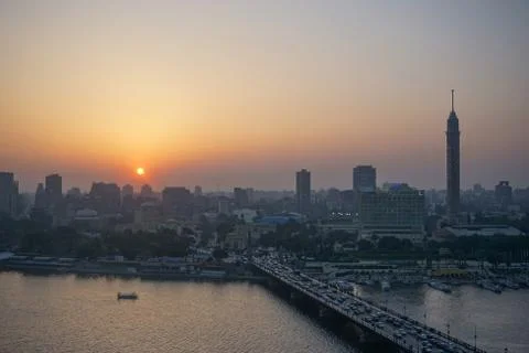 Cairo, Egypt: Cairo Tower and the Qasr el Nile Bridge at sunset Foto stock