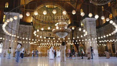 Cairo, Egypt - November 10, 2025: Worshippers and tourists Inside the Grand 库存影片 341300779
