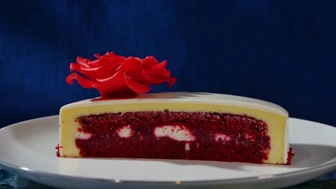 Cake and biscuits in the shape of a heart in the context of. The red rose made Vidéo 77015472