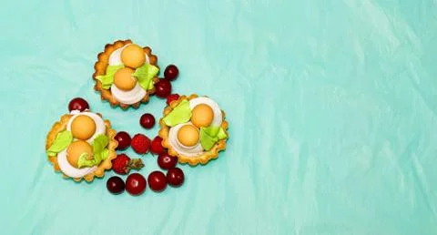 Cake-baskets, next to which are fresh raspberries and cherries. Foto stock