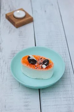 Cake in a blue saucer. Foto stock