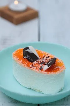 Cake in a blue saucer. Foto stock