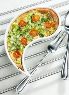 Cake with broccoli and cherry tomatoes Foto stock