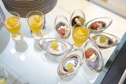 Cake buffet with various bite-sized cakes lined up Stock-Fotos